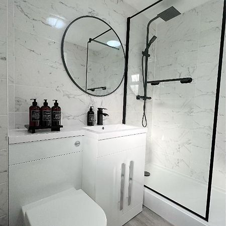 Stunning Apartment In Beckton With Private Entrance London Exteriör bild