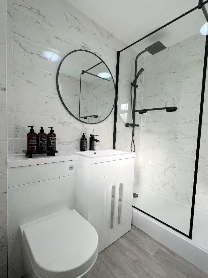 Stunning Apartment In Beckton With Private Entrance London Exteriör bild